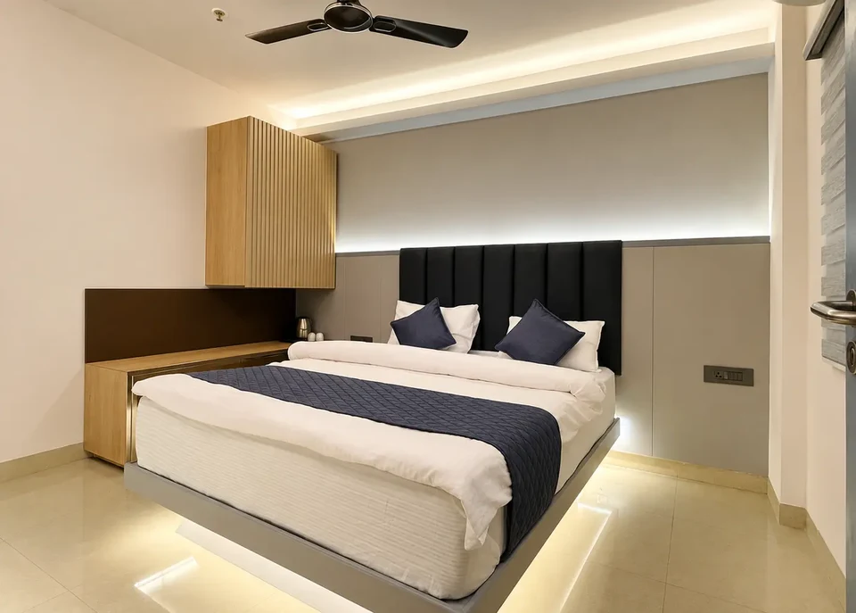Standard Room with a double bed, air conditioning and bedside table